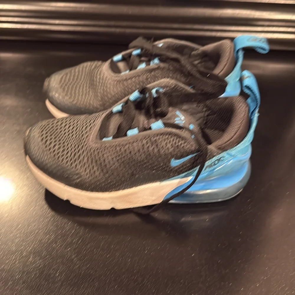 NIKE AIR 270 SNEAKERS. GOOD CONDITION. NEEDS NEW LACES